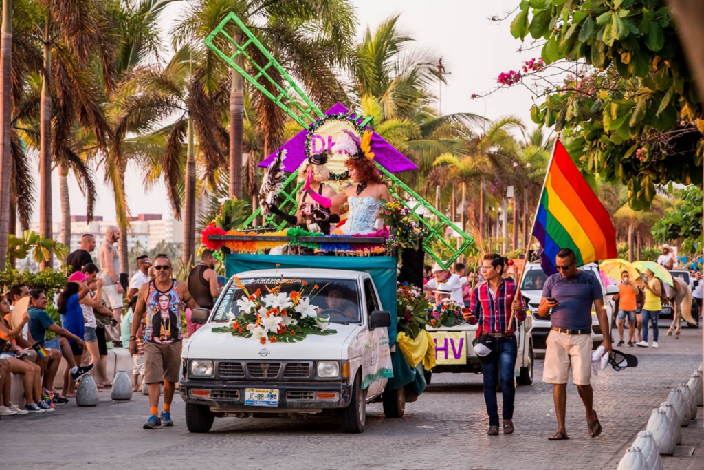 Vista de la playa Los Muertos y la Zona Romántica en Puerto Vallarta, un destino gay friendly en México