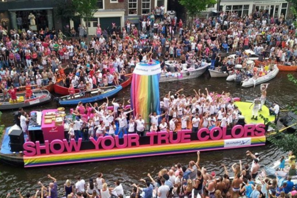 Barcos decorados durante el desfile del Pride en los canales de Ámsterdam con banderas LGBTQ+