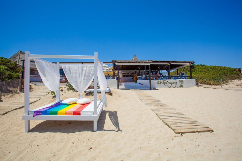 Chiringay beach club en la playa Es Cavallet de Ibiza, uno de los lugares gay friendly más famosos de la isla
